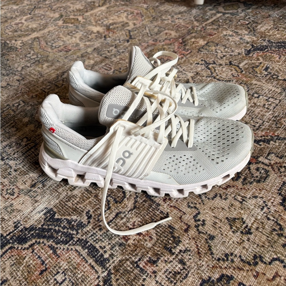 On Cloudswift Glacier/White Women’s Shoes